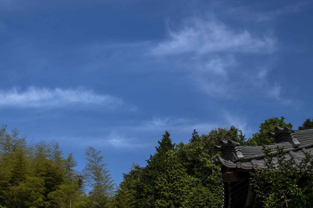 京都府福知山市の葛尾山福性寺の鬼瓦と青空