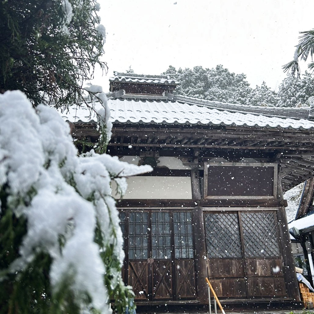 雪が積もった福性寺本堂