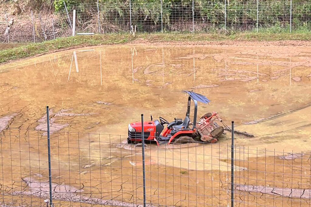 福性寺の田んぼで代掻きするトラクター